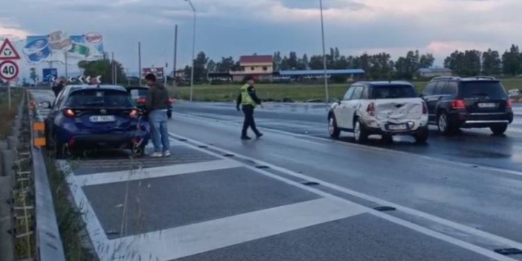 Dimal/ Dy makina përfshihen në aksident rrugor, të plagosur 2 fëmijë 12 dhe 8 vjeç jashtë rrezikut për jetën
