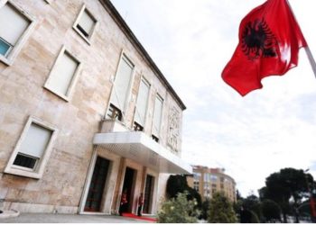 Këshilli i Ministrave merr vendimin: Ndalohet dhënia e lejeve të ndërtimit në zonat e destinuara për hapësira publike dhe vendosja e trarëve në rrugët e kalimit