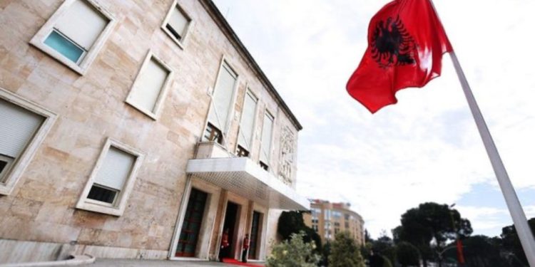 Këshilli i Ministrave merr vendimin: Ndalohet dhënia e lejeve të ndërtimit në zonat e destinuara për hapësira publike dhe vendosja e trarëve në rrugët e kalimit