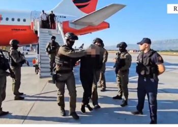 VIDEO/ Akuzohet për vrasje dhe grup të strukturuar kriminal, i shumëkërkuari Denis Bajri ekstradohet nga Dubai