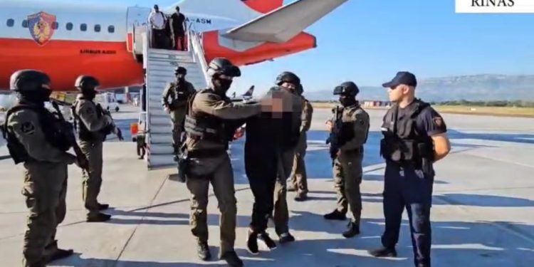 VIDEO/ Akuzohet për vrasje dhe grup të strukturuar kriminal, i shumëkërkuari Denis Bajri ekstradohet nga Dubai