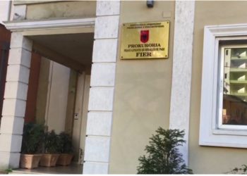 Nuk arkëtuan 40 milion lekë nga parkimi i Bashkisë, 2 zyrtarë në Fier në “arrest shtëpie”, 2 të tjerë të pezulluar