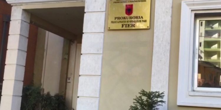 Nuk arkëtuan 40 milion lekë nga parkimi i Bashkisë, 2 zyrtarë në Fier në “arrest shtëpie”, 2 të tjerë të pezulluar