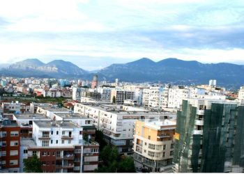 EMRAT/ Mashtronin me shitjen e apartamenteve në Tiranë, në pranga dy persona, në kërkim noterja