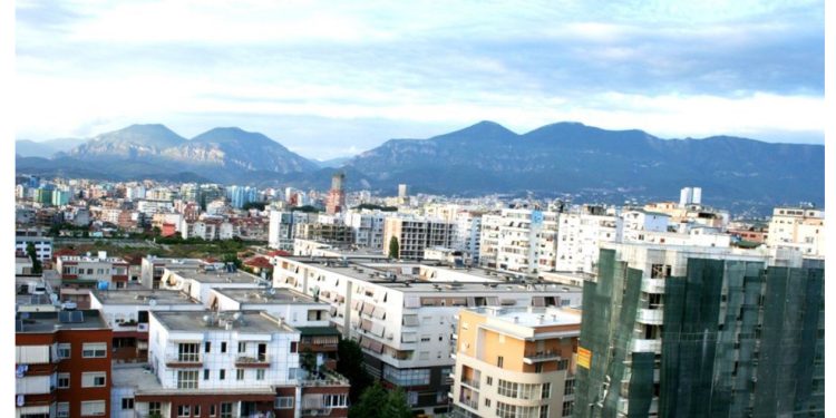 EMRAT/ Mashtronin me shitjen e apartamenteve në Tiranë, në pranga dy persona, në kërkim noterja