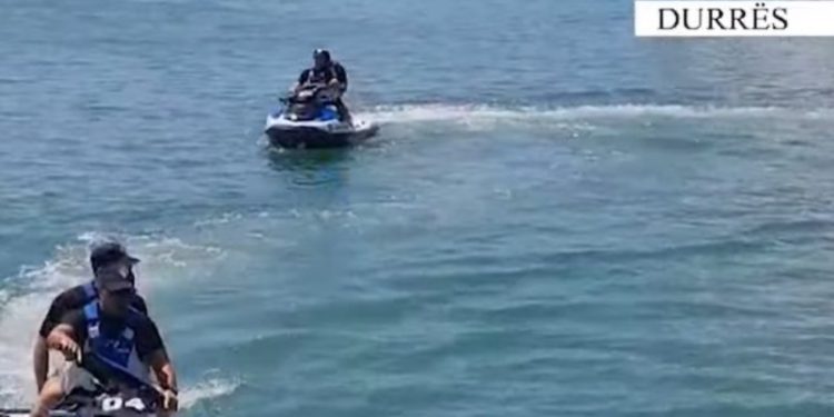 Turisti gjerman godet me jet ski pushuesen në plazhin e Durrësit