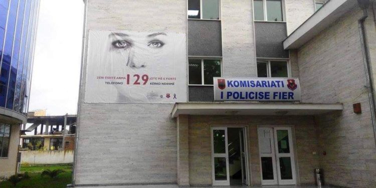 EMRAT/ Mbyti babanë me tel dhe ngjarjen e raportoi si aksident/ Arrestohet 26-vjeçarja në Fier, shoqërohet dhe nëna e saj si bashkëpunëtore