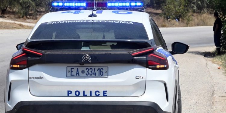 Zjarri në afërsi të Kakavijës/ Tymi mbulon zonën, pala greke pezullon punën, radhë e gjatë pas ndërprerjes së hyrjeve dhe daljeve në Greqi