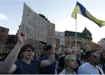 Mori me “ligj” nën kontroll SPAK-un ukrainas, Zelensky tërhiqet pas protestave masive dhe ultimatumit nga Perëndimi!