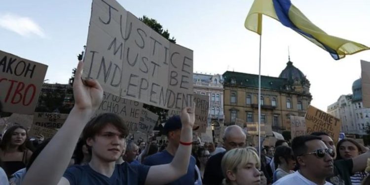 Mori me “ligj” nën kontroll SPAK-un ukrainas, Zelensky tërhiqet pas protestave masive dhe ultimatumit nga Perëndimi!