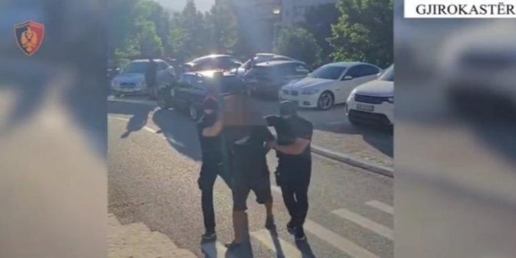 U hoq si Taulant Balla dhe i mori 100 mijë euro biznesmenit në Elbasan, arrestohet 27-vjeçari në Allias