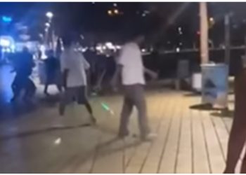 EMRAT/ Turistët italianë, sherr me sende të forta në Sarandë, shpallen në kërkim 5 persona