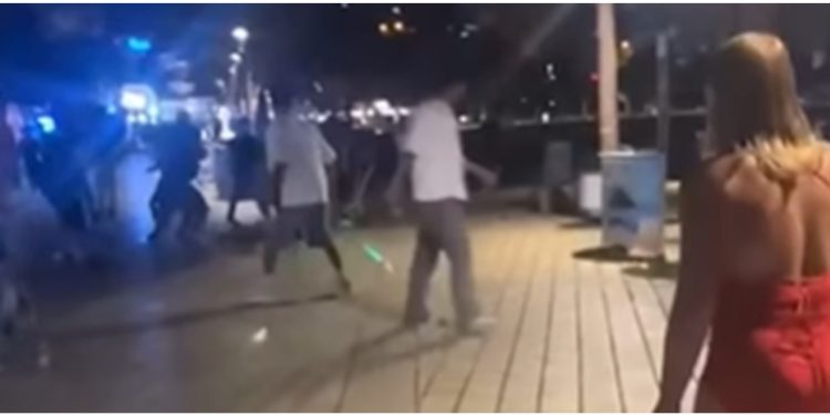 EMRAT/ Turistët italianë, sherr me sende të forta në Sarandë, shpallen në kërkim 5 persona