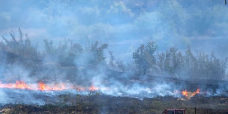 Situatë kritike për shkak të zjarrit në Senicë, digjen 11 banesa dhe një kishë 200-vjeçare