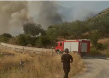 VIDEO/ Situatë alarmante/ Nisin ndërhyrjet nga ajri për fikjen e flakëve, lëndohen 2 shefa të komisariatit të policisë së Delvinës