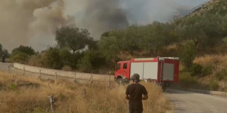 VIDEO/ Situatë alarmante/ Nisin ndërhyrjet nga ajri për fikjen e flakëve, lëndohen 2 shefa të komisariatit të policisë së Delvinës