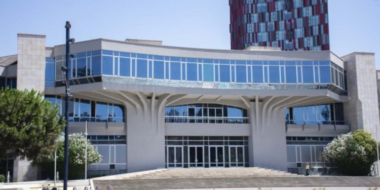 Shesh për kulla/ Bashkia Tiranë i hap rrugë shembjes së Pallatit të Kongreseve
