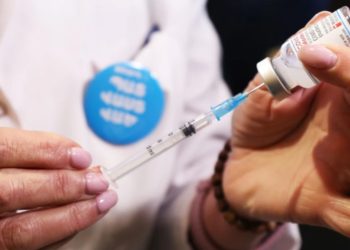 “Vaksinimi me çdo kusht ndaj covid-19 ishte ide e keqe,” studimi: Pati ndikim të konsiderueshëm por ishte i kufizuar tek të moshuarit! U shfaq te të rinjtë “sindroma pas vaksinimit”