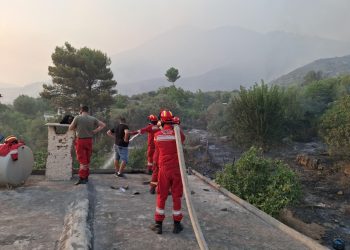 Krah zjarrfikësve në front kundër zjarrit, 42-vjeçari në Delvinë pëson djegie në trup, transportohet në Tiranë për mjekim