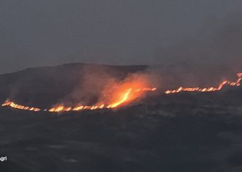 Aktivizohet një tjetër vatër zjarri në vend, flakët marrin “kontrollin” e malit të Shpiragut