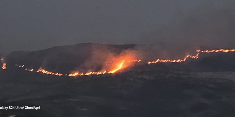 Aktivizohet një tjetër vatër zjarri në vend, flakët marrin “kontrollin” e malit të Shpiragut