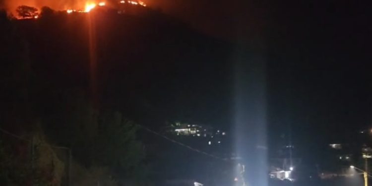 Situata kritike në jug të vendit, dalin jashtë kontrollit flakët në Borsh dhe Piqeras, zjarri iu afrohet banesave