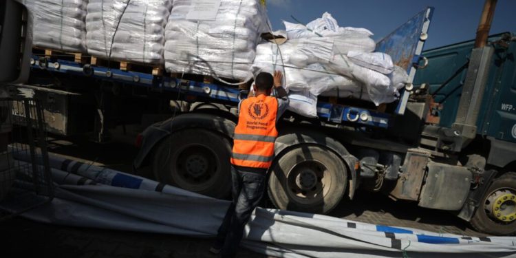 Alarmet ndërkombëtare për përhapjen e urisë, kamionët me ndihma humanitare lëvizin nga Egjipti drejt Gazë! 85 fëmijë kanë vdekur deri tani nga kequshqyerja