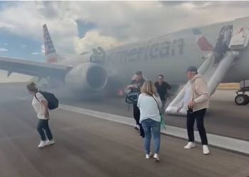 VIDEO/ Fluturimi u pezullua për shkak të një problemi që shkaktoi tym dhe flakë, pasagjerët dalin nga avioni në SHBA nëpërmjet rrëshqitëseve të emergjencës