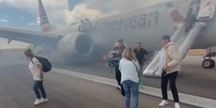 VIDEO/ Fluturimi u pezullua për shkak të një problemi që shkaktoi tym dhe flakë, pasagjerët dalin nga avioni në SHBA nëpërmjet rrëshqitëseve të emergjencës