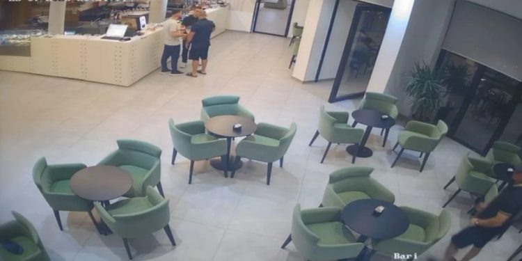 EMRI/ Oficeri dhunoi kamarieri 18-vjeçar në Vlorë/ Gazetari ndërhyn gjatë agravimit të situatës, procedohet penalisht