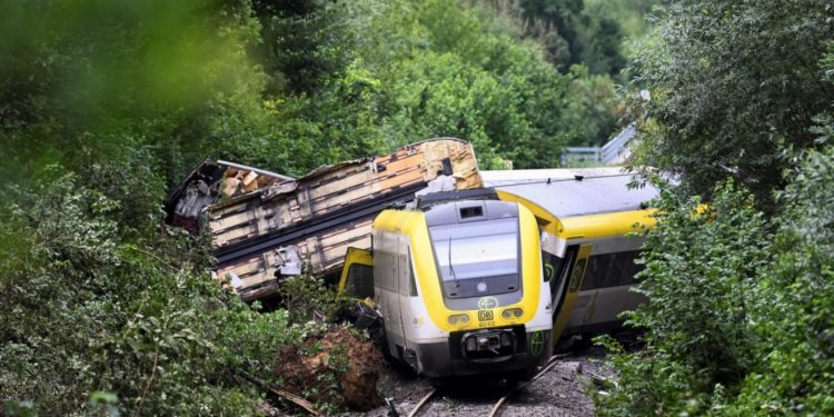 Autoritetet në Gjermani: Shpërthimi i ujërave të zeza për shkak të shiut të rrëmbyeshëm nxori trenin nga binarët