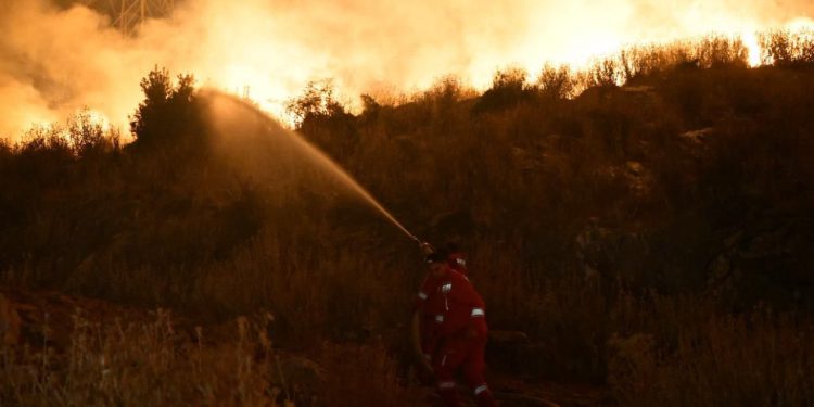 Situata e zjarreve në jug të vendit, ministri Vengu: Janë vendosur nën kontroll flakët që rrezikonin jetën e banorëve në Bashkitë Himarë dhe Delvinë