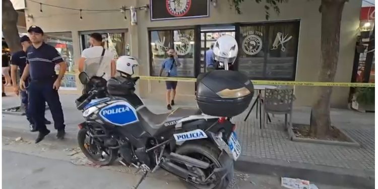 Klienti i shkoi kursantit në berberhane dhe e qëlloi me thikë, zbardhen detajet e plagosjes në Vlorë