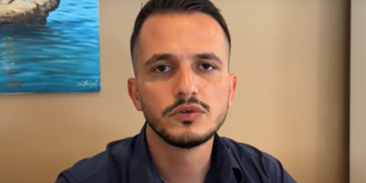 Dhuna ndaj kamarierit 18-vjeçar në Vlorë, menaxheri i hotelit: Policia nuk erdhi, minutat e ardhshme mbërriti pronari që pati një përplasje me klientët