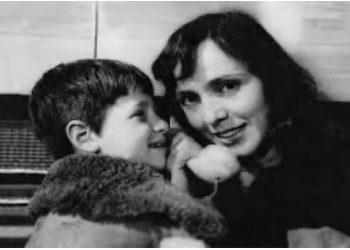 Vdekja misterioze! Aktorja u nda nga jeta pas 10 vjetësh në koma, “thyen heshtjen” mikesha e saj: E gdhiva pranë shtratit tënd…