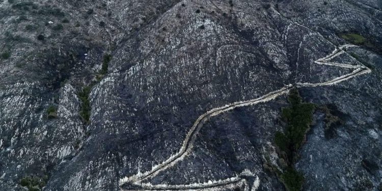 “Krim i rëndë! Dronët e Ramës me vakanca!” Berisha poston pamjet: Delvina shkrumb e hi pas zjarreve sipas droneve të Reuters