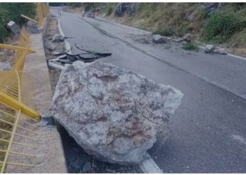 FOTO/ Reshjet e shiut sjellin probleme në Shkopet, rrëshqitje gurësh në hyrje të tunelit, bllokohet përkohësisht qarkullimi