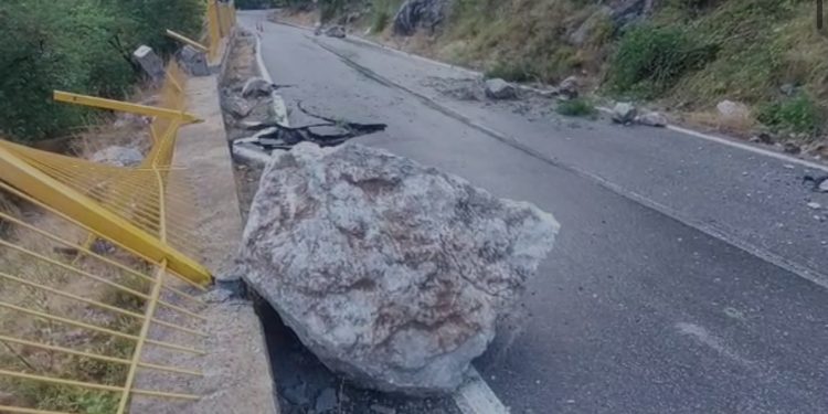 FOTO/ Reshjet e shiut sjellin probleme në Shkopet, rrëshqitje gurësh në hyrje të tunelit, bllokohet përkohësisht qarkullimi