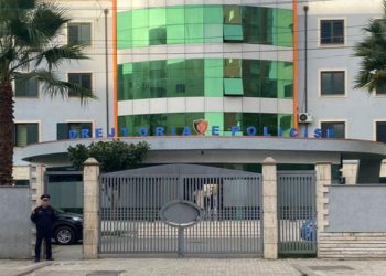 Plagosi një person me thikë për një lojë domino, arrestohet 67-vjeçari në Durrës