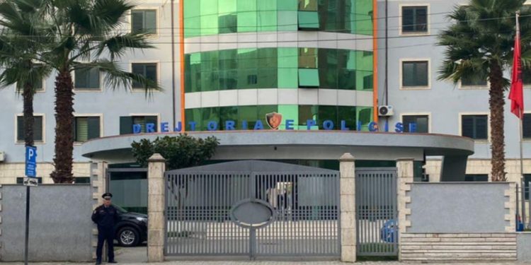 Plagosi një person me thikë për një lojë domino, arrestohet 67-vjeçari në Durrës