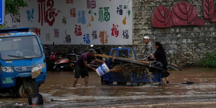 VIDEO/ Të paktën 30 persona humbin jetën nga shirat e rrëmbyeshëm në Pekin dhe përmbytjet, 80 mijë të tjerë evakuohen nga banesat