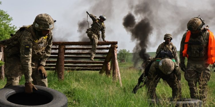 Zelensky nënshkruan ligjin: Ukrainasit mbi 60-vjeç do të mund t’i bashkohen ushtrisë