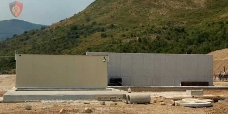 U vunë në pranga pas dyshimeve se po ndërtonin një TEC pa leje ndërtimi në pronë publike, lirohen drejtori dhe inxhinieri i kompanisë në Delvinë