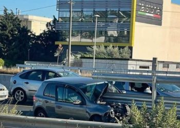 Aksident i frikshëm në aksin Durrës-Tiranë, makina përplaset me trafikndarësen