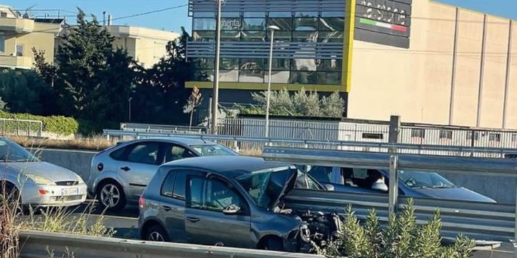 Aksident i frikshëm në aksin Durrës-Tiranë, makina përplaset me trafikndarësen