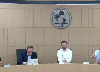 KAS rrëzon kërkesën e Andia Ullirit, mandati i deputetit i mbetet Arjan Ndojës