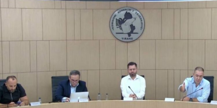 KAS rrëzon kërkesën e Andia Ullirit, mandati i deputetit i mbetet Arjan Ndojës