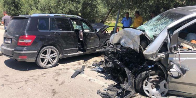 Me 200 km/h/ Shoferi i fuoristradës në krah të kundërt, u përplas kokë më kokë me furgonin, çifti i bashkëshortëve të vdekur ishte nisur për të shitur peshk!