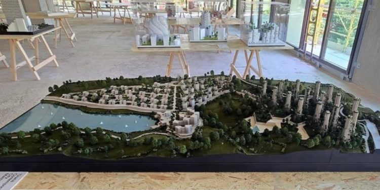 VIDEO/ Kullat 30-katëshe të Bardhjusit dhe Erionit në Liqenin e Farkës filluan para se të jepej leja?! Kush janë VIP-at që qëndrojnë pas