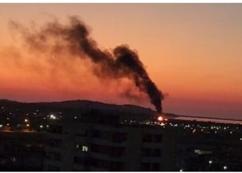 Përfshihet sërish nga zjarri fusha e mbetjeve në Vlorë, tymi mbulon zonën